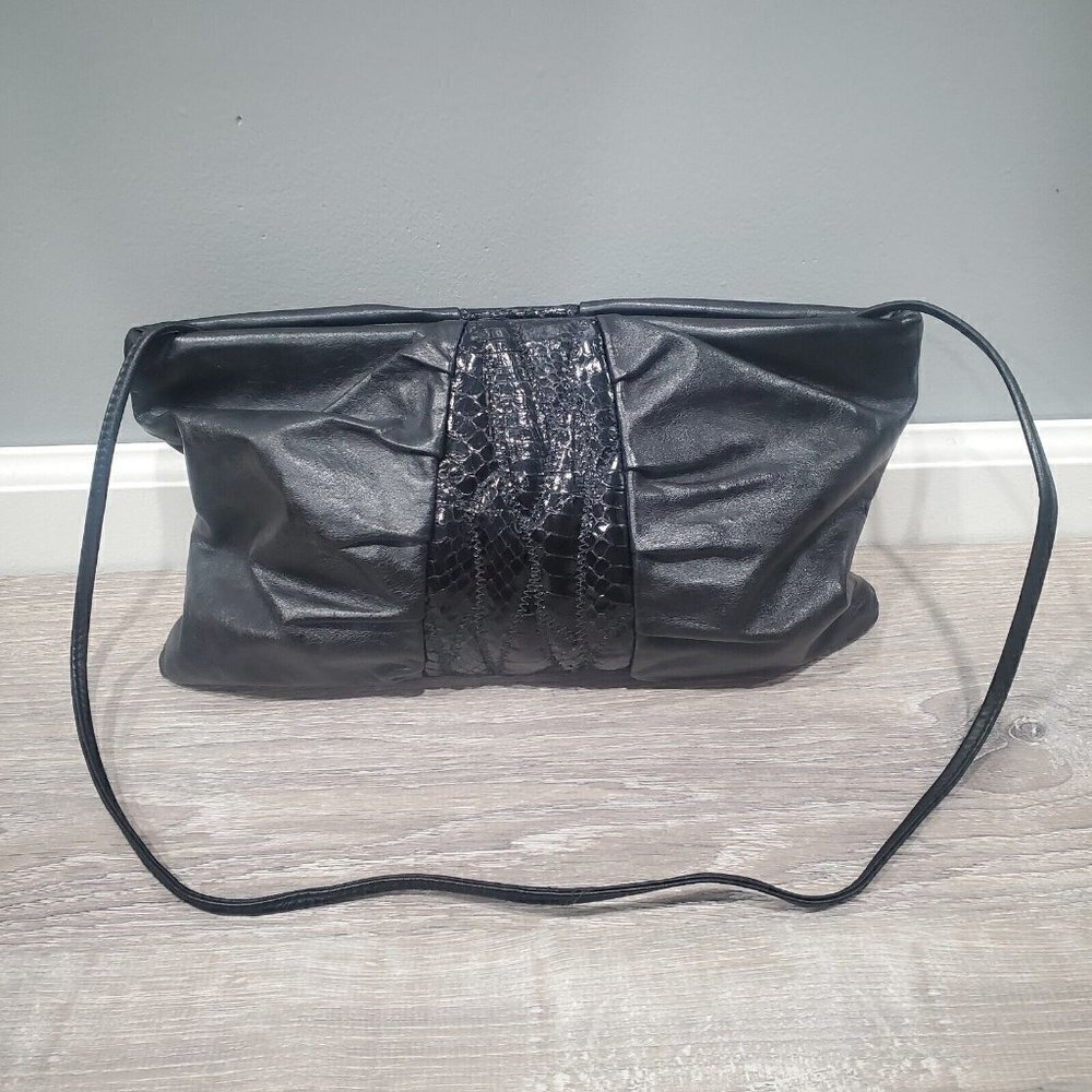Vintage Women's Black Classic Handbag Purse Hinge Shut Lined Inside Pocket Sz M